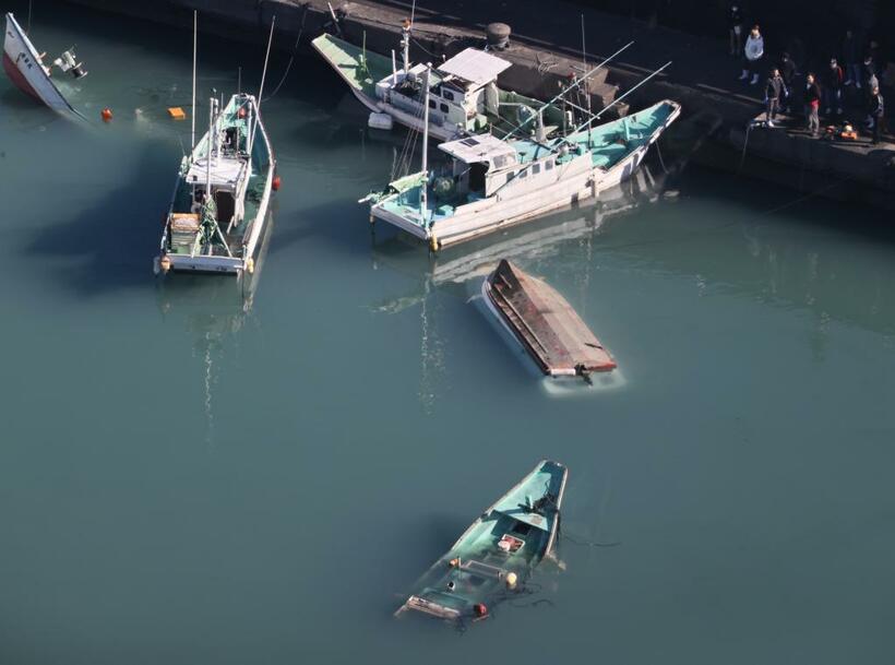 トンガ諸島の海底噴火の影響で、転覆、沈没した漁船／1月16日午前10時12分、高知県室戸市、朝日新聞社ヘリから