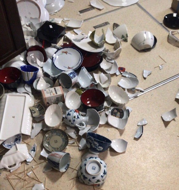 地震の影響により食器棚から落ちたお皿やコップ