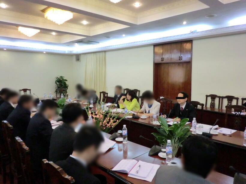 （写真6）ベトナムの大臣を訪問した片山氏とN氏（写真奥、右端）