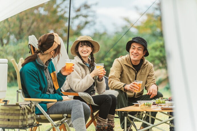 仲間と一緒に笑顔で乾杯。