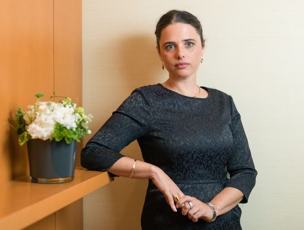 Ａｙｅｌｅｔ　Ｓｈａｋｅｄ（アイェレット・シャケッド）／テルアビブ大学で電気工学とコンピューターサイエンスを学ぶ。現首相のベンヤミン・ネタニヤフ氏の事務所で働いたあと、シオニズム運動の団体「My Israel」を立ち上げる。２０１５年に法相就任（撮影／写真部・小山幸佑）