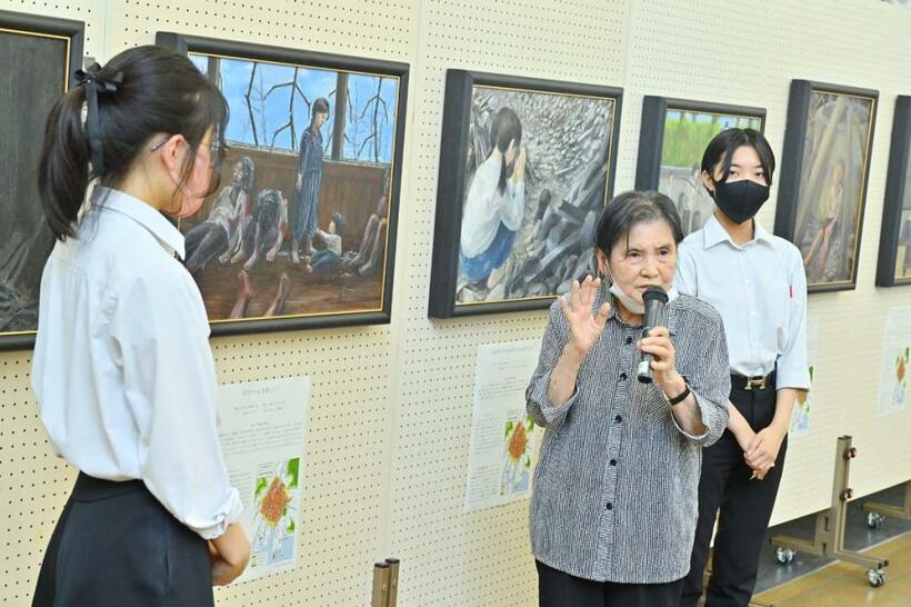 切明千枝子さん（中）は、大やけどを負った叔父を探しに行った病院で出会った、母とはぐれた幼い女の子のことがいまも忘れられない（ｐｈｏｔｏ　写真映像部・東川哲也）