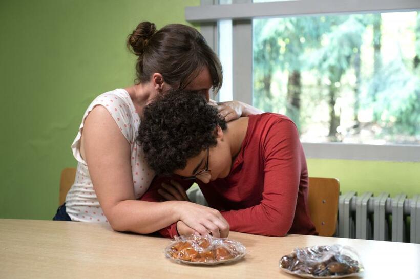 「その手に触れるまで」／イスラム指導者に感化された少年アメッドは、次第に「学校の先生は敵」と考えるようになる。近日公開　（ｃ）　Ｌｅｓ　Ｆｉｌｍｓ　Ｄｕ　Ｆｌｅｕｖｅ　－　Ａｒｃｈｉｐｅｌ　３５　－　Ｆｒａｎｃｅ　２　Ｃｉｎｅｍａ　－　Ｐｒｏｘｉｍｕｓ　－　ＲＴＢＦ
