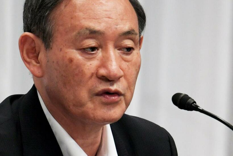 ふるさと納税制度を主導した菅義偉官房長官（c）朝日新聞社