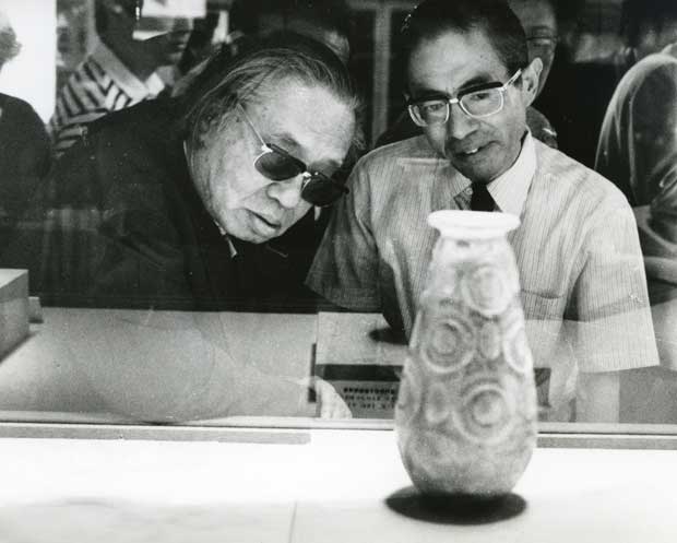 作家の松本清張（左）は「欲は人間みんな持っている。だから偽物は絶えない」＝１９８２年８月、東京・三越本店で開かれた「古代ペルシア秘宝展」で　（ｃ）朝日新聞社