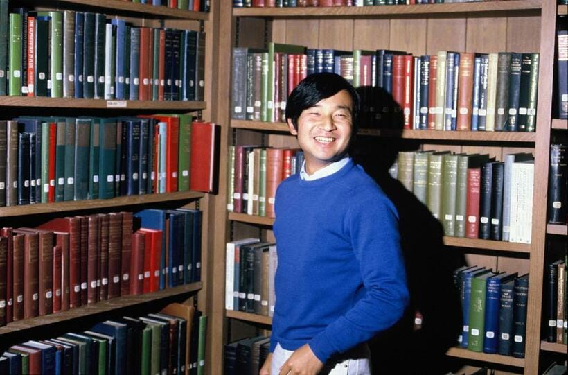 留学中の皇太子さま（当時）は大学の図書館だけでなく、テムズ川周辺の小さな街の図書館にも足を運び、古文書にあたったという／１９８５年９月、オックスフォード大学マートンカレッジで　（ｃ）朝日新聞社