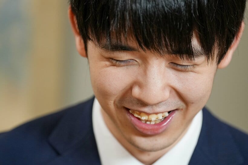 インタビューで笑顔を見せる藤井聡太名人＝2025年6月22日、東京・千駄ケ谷の将棋会館