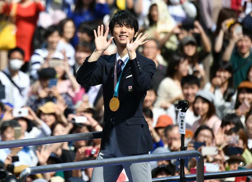 2018年4月22日、五輪２大会連続金メダルを獲得して仙台市での祝賀パレードに臨む羽生結弦。両手を顔の近くで振る姿に沿道に集まったファンは歓喜！！