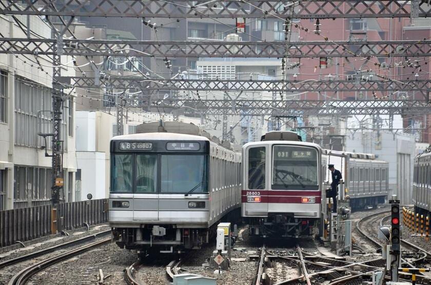 3月27日まで日比谷線を走っていた18メートル級の電車。東京メトロ03系（左）と東武20000系（右）（撮影／岸田法眼）