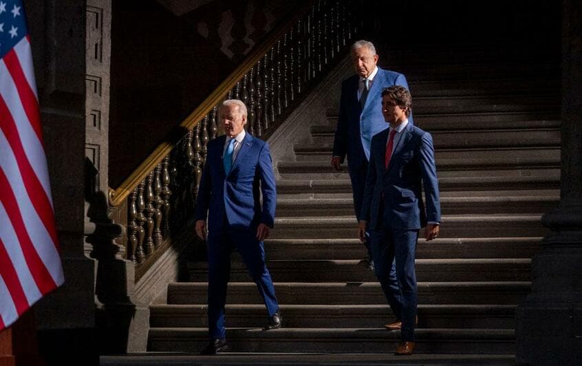 カナダのトルドー首相(右)、メキシコのロペスオブラドール大統領(中央)とメキシコで会談した米国のバイデン大統領/1月10日(写真:AP/アフロ)