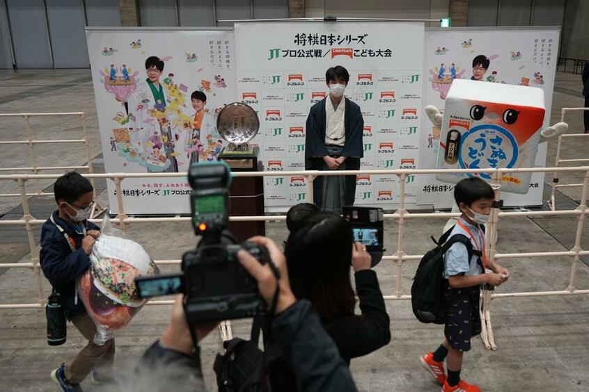 藤井(中央奥)は優勝後、こども大会の参加者を見送った