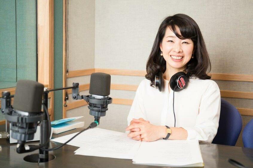 秀島史香(ひでしま・ふみか)/10代をアメリカで過ごしたバイリンガル。FM局のDJ、TV・CMのナレーション、通訳や字幕翻訳、コラムや音楽レビューなどの執筆で活躍中。ジャネット・ジャクソンなど多くの海外アーティストやNHKK総合「安室奈美恵 告白」のインタビュアーも務めた。著書に『いい空気を一瞬でつくる 誰とでも会話がはずむ42の法則』(朝日新聞出版)