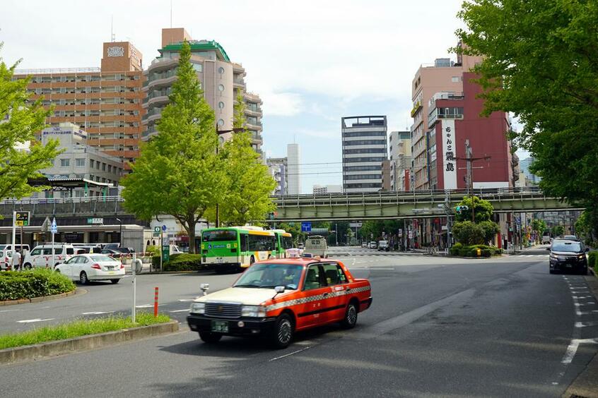 同じ場所での現在の光景。ビルは増えたが、当時の面影が残る場所も(撮影/井上和典・AERAdot.編集部)
