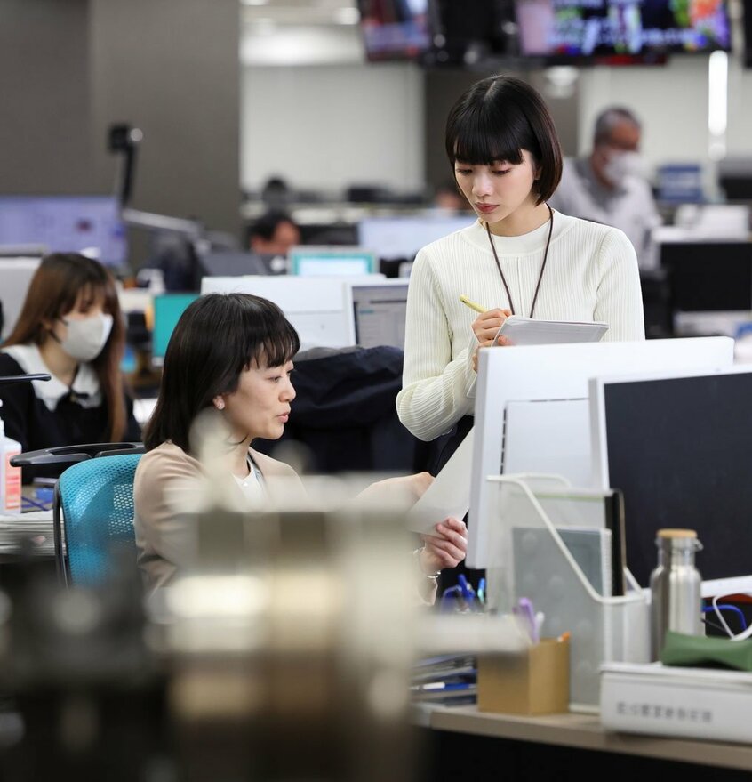 記者が取材し、発信するまでが丁寧に描かれる。新聞紙面だけではなく、動画なども駆使して多角的に発信する様子に注目だ(撮影/写真映像部・松永卓也)