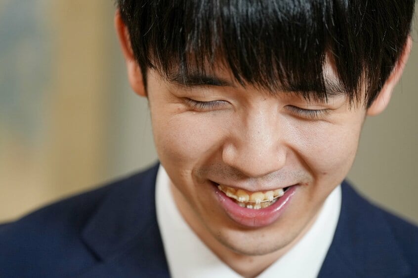 インタビューで笑顔を見せる藤井聡太名人＝2025年6月22日、東京・千駄ケ谷の将棋会館