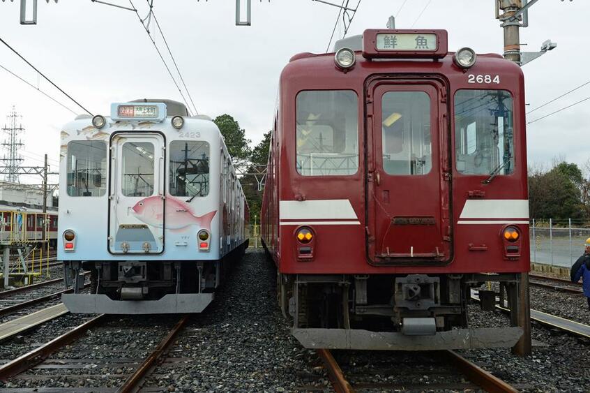 近鉄の「伊勢志摩お魚図鑑」(左)と2020年3月13日引退した鮮魚列車(右)(C)朝日新聞社