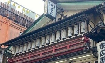 出演者はいつもの1.5倍 獅子舞も登場する正月の寄席 新宿末広亭の「全興行」に通い続ける演芸評論家の記録