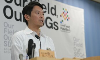 パワハラ疑惑の兵庫県知事が見せるナルシストな顔 「出張先では鏡がマスト」「視察でヘルメットかぶらない」