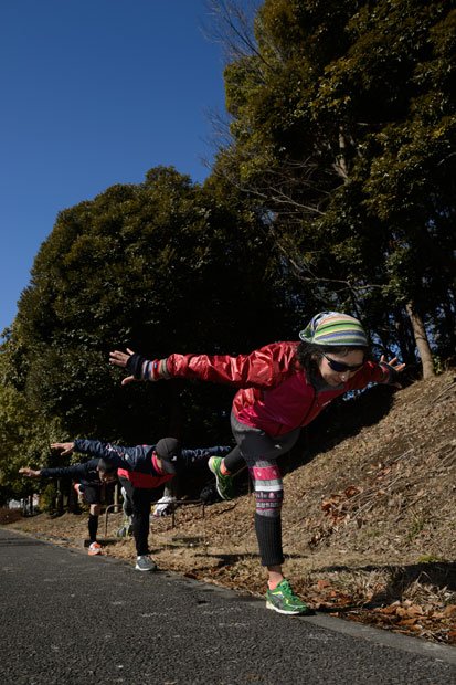 １００キロなどフルマラソン以上の距離を走る「ウルトラマラソン」の世界チャンピオンの経歴を持つ井上真悟さん主催の「コアランニングスクール」の体幹トレーニングで、参加者から「きつい」と声があがる上級編の「ドラゴンフライ」／東京都多摩市（撮影／今祥雄）
<br />