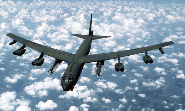 中国の防空識別圏設定以前の計画により、米空軍の爆撃機Ｂ５２Ｈ２機は１１月２６日、東シナ海上空を飛行。中国戦闘機は現れず、従来どおりレーザー監視を続けた（写真：ｇｅｔｔｙｉｍａｇｅｓ）