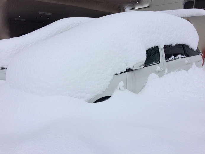 昨日（1月13日）の北陸でのワンショット。雪に覆われた車内に退避する際は排気口にとくに注意を！
