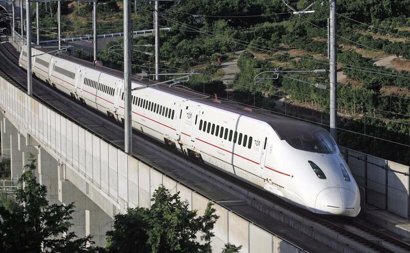 九州新幹線の800系も、700系の一派と言える。先頭形状は、700系に採用されなかったデザイン案がベースだという（C）朝日新聞社