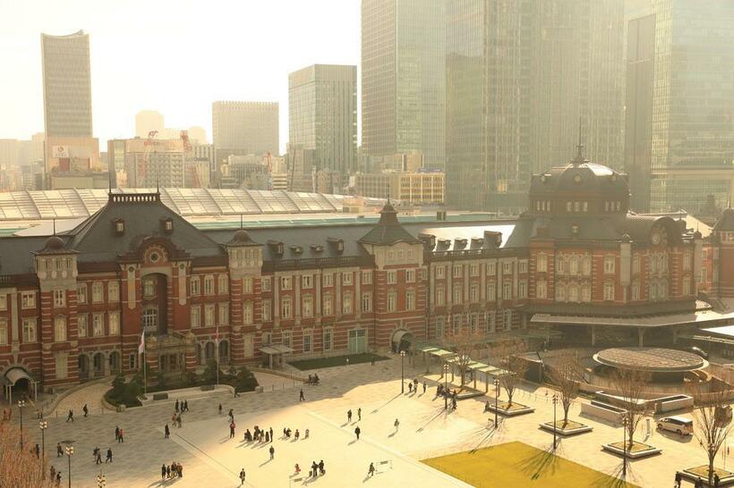 東京駅丸の内駅前広場／千代田区。復原した東京駅舎は１２年にオープン。今回撮影した、向かい側にある「新丸の内ビルディング」７階の屋外テラスからの眺めは爽快。「駅舎を低層に抑え、がらんとした広場を設けたことが大英断。駅舎が超高層ビルだったら首都の顔を失っていたでしょう」（隈さん）（撮影／写真部・松永卓也）