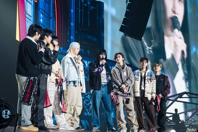 この日、満員の東京ドームで披露された曲数は35曲。最新ミニアルバム「ATE」の冒頭を飾る「MOUNTAINS」から急遽追加されたトリプルアンコール曲「Haven」まで。8人のパフォーマンスからは自らの音楽に対する確信と貫禄が溢れていた（写真：田中聖太郎）