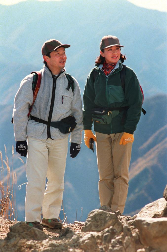 １９９５年１１月９日、標高２０１７ｍの雲取山への登山で頂上に到着した徳仁天皇と雅子皇后　（ｃ）朝日新聞社