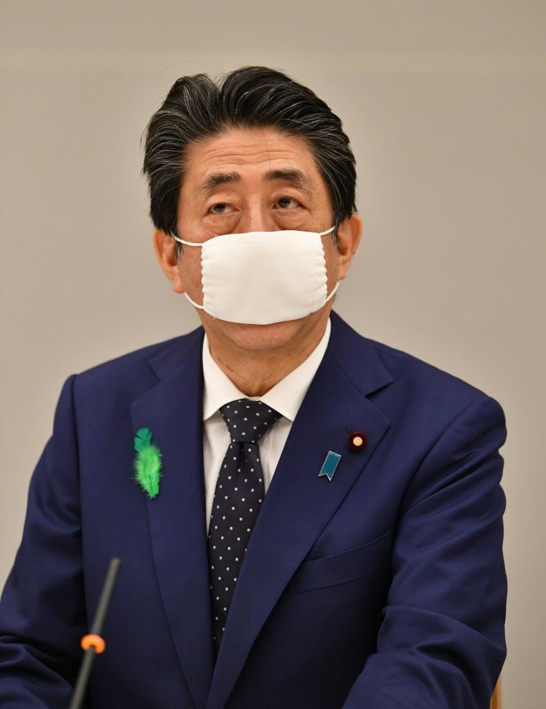 布マスクを装着した安倍首相(C)朝日新聞社