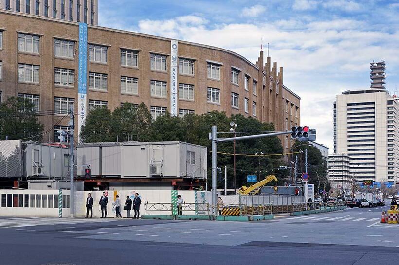 虎ノ門交差点南側横断歩道から撮った近景。旧景と変わらぬ外観を見せる文部科学省、財務省、外務省の庁舎。　（撮影／諸河久：2020年1月16日）