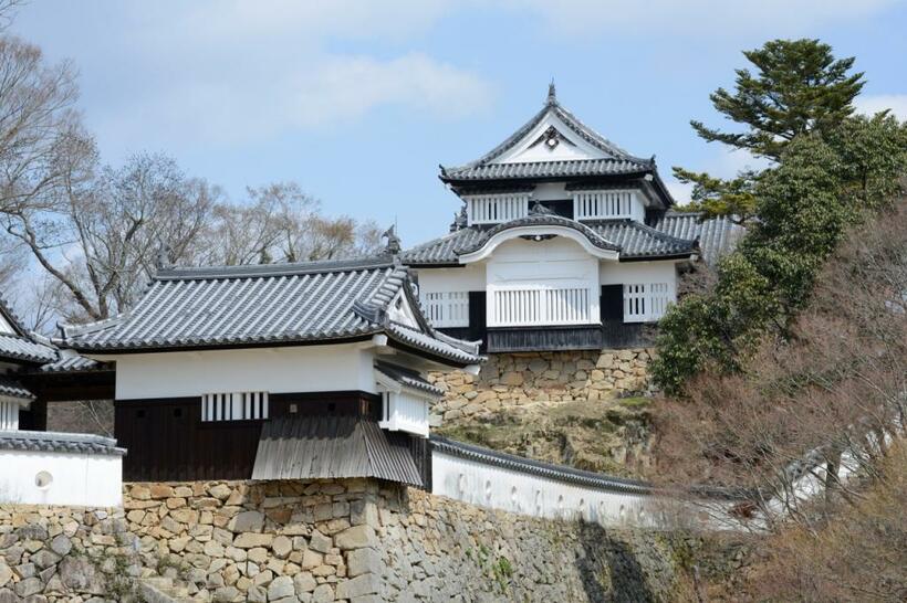 【4位】備中松山城の天守。二重二階の現存天守。現在は西側面の廊下から直接入るが、本来は八の平櫓を経なければ入れなかった。