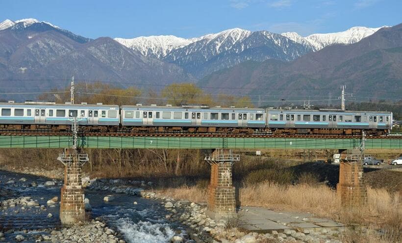 中央アルプスの山々をバックに、大田切川（天竜川の支流）にかかる鉄橋を渡る飯田線（C）朝日新聞社