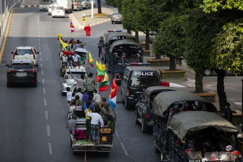 アウンサンスーチー氏が拘束された日、通りで旗を掲げるミャンマー国軍の支持者たち／2月1日、ミャンマーのヤンゴンで（ｇｅｔｔｙｉｍａｇｅｓ）