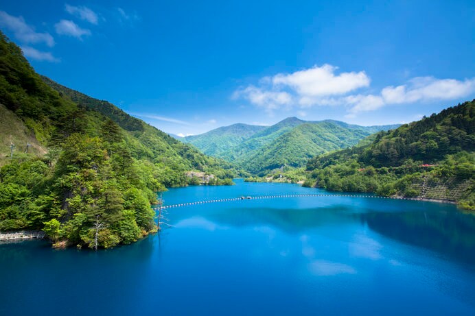 群馬県の四万温泉、その最奥にある「奥四万湖」はコバルトブルーの水を湛える