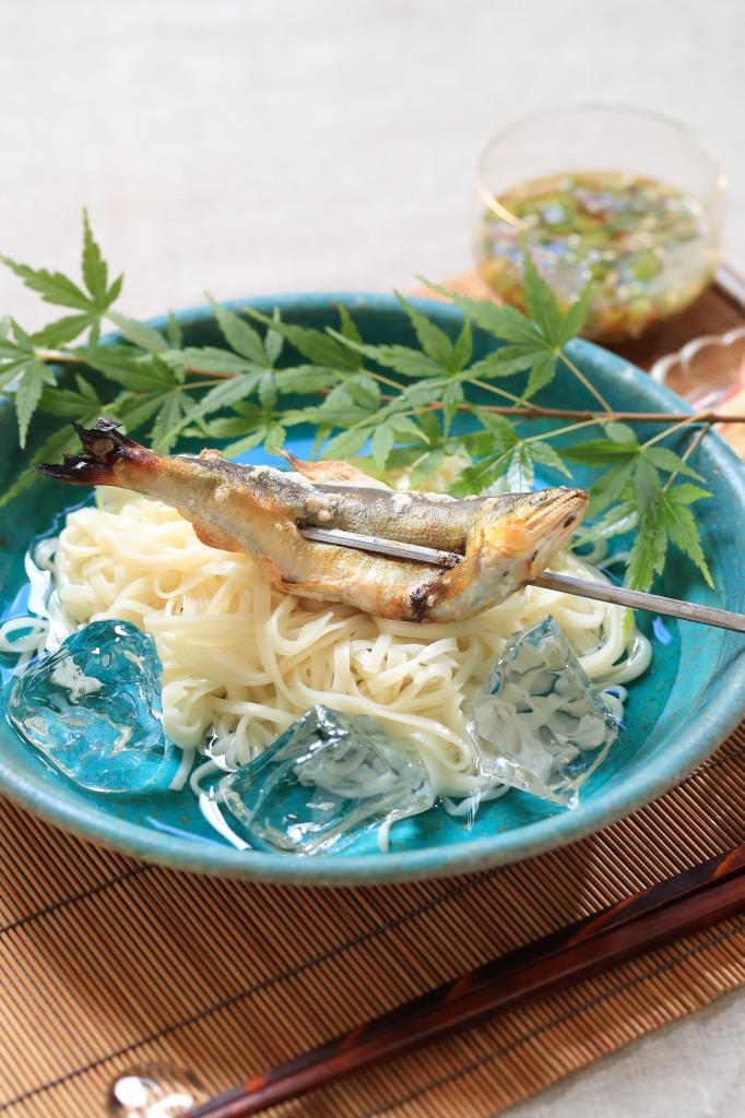 焼き鮎とオクラソースのそうめん　 （撮影／写真部・松永卓也）