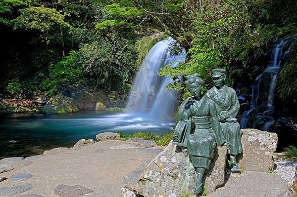 「踊り子と私」のブロンズ像が印象的な「初景滝」
