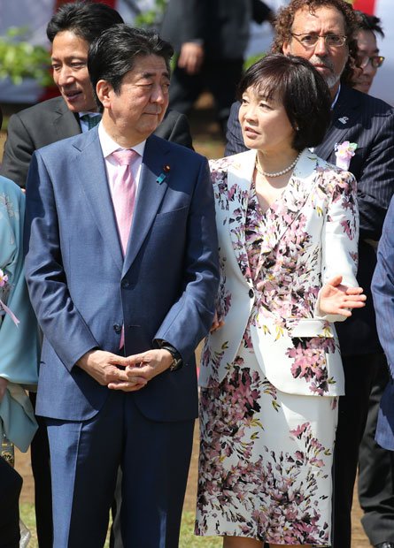安倍首相と並ぶ昭恵夫人