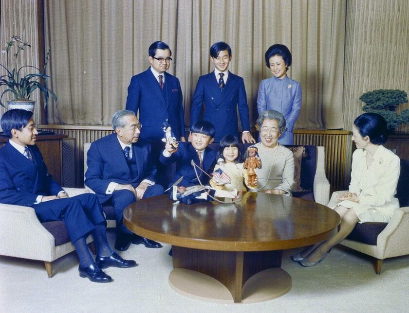 １９７５年、即位５０年の新年を迎える昭和天皇ご一家（当時）