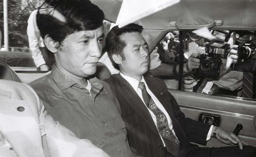 １９８５年　ロス疑惑事件　カメラの放列の中、厳しい表情で東京地裁に入る三浦和義氏
