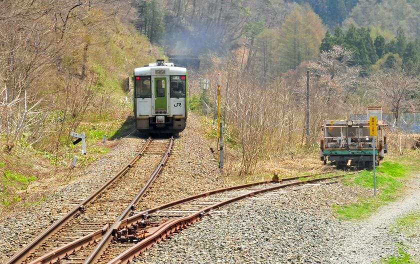 2015年、廃駅前の大志田駅。スイッチバックの引き込み線には、線路の敷石を運ぶ台車が置いてあった（C）朝日新聞社