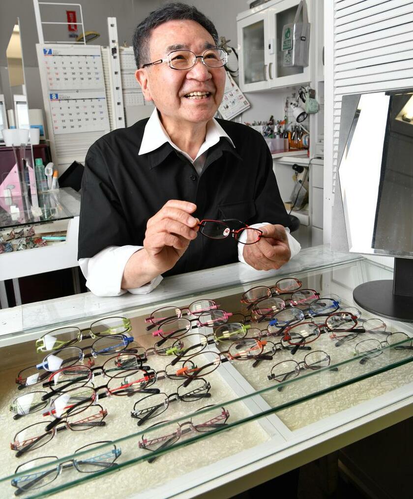 手にしている新製品JACK SPECIAL（4万1800円）は「2000年ごろにデザインした、私の原点というべき眼鏡の血筋を受け継いでいます」