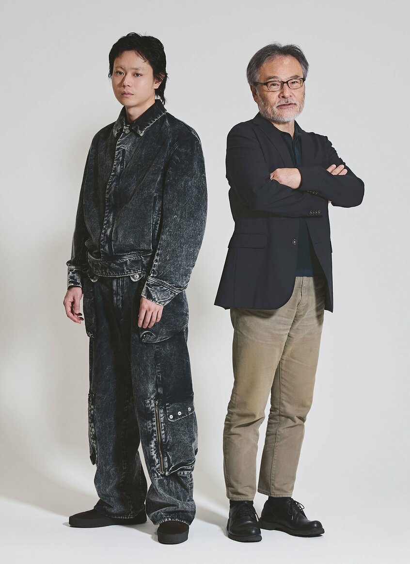 菅田将暉(すだ・まさき、左):1993年生まれ。俳優、歌手。主な出演作に「花束みたいな恋をした」(2021年)、「ミステリと言う勿れ」(23年)など。公開待機作に「サンセット・サンライズ」(25年1月予定)/黒沢清(くろさわ・きよし):1955年生まれ。映画監督、脚本家。主な監督作に「CURE」(97)、「岸辺の旅」(2015)、「クリーピー 偽りの隣人」(16)、「スパイの妻」(20)、「蛇の道」(24)、「Chime」(24)など(撮影/写真映像部・佐藤創紀)※映画「Cloud クラウド」(監督・脚本/黒沢 清、主演/菅田将暉)は9月27日から全国公開
