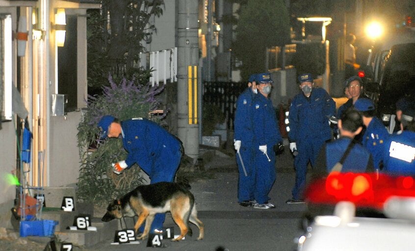 鵜瀬柚希ちゃん殺害事件で現場を捜査する捜査員ら=2007年10月