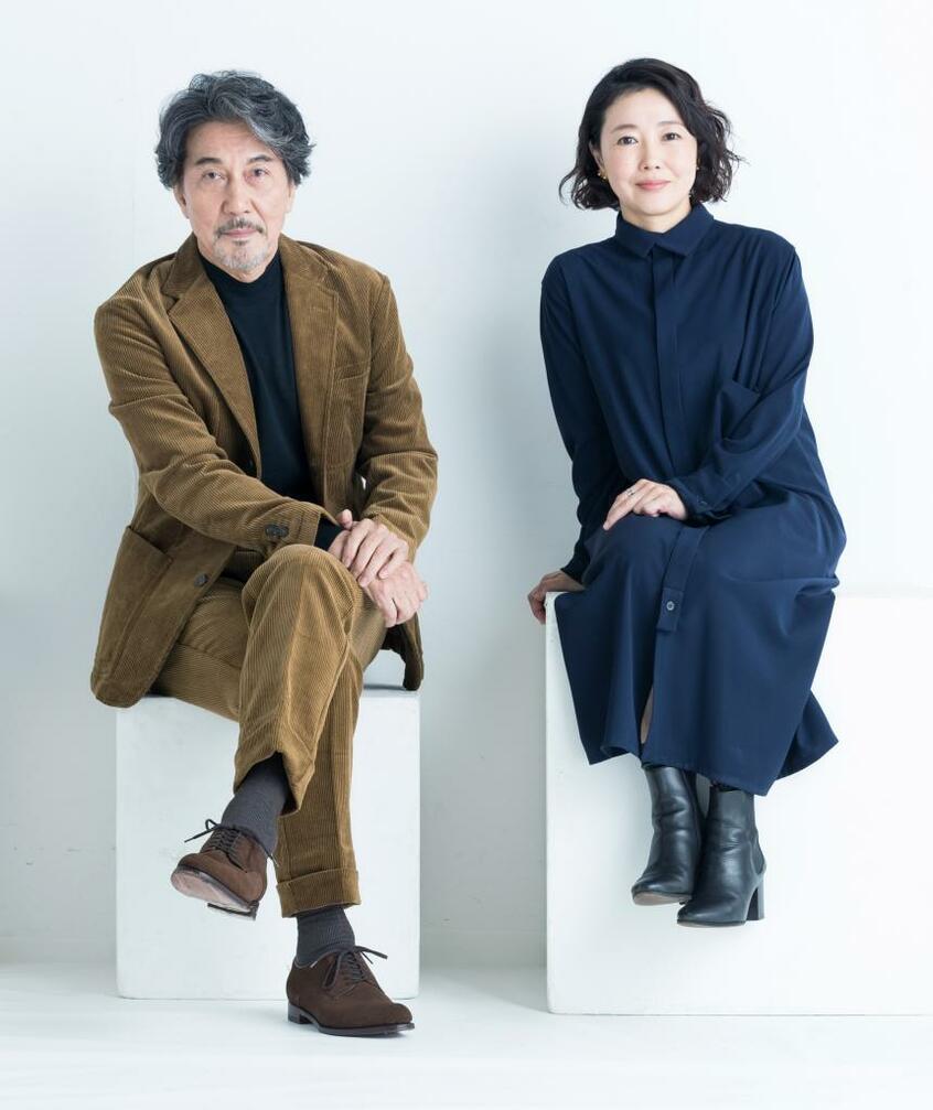 役所広司（やくしょ・こうじ、左）：１９５６年生まれ、長崎県出身。主な出演作に「ＣＵＲＥ」「うなぎ」（９７年）、「三度目の殺人」（２０１７年）、「孤狼の血」（１８年）他／西川美和（にしかわ・みわ）：１９７４年生まれ、広島県出身。映画「蛇イチゴ」（２００２年）で脚本・監督デビュー。主な作品に「ゆれる」（０６年）、「夢売るふたり」（１２年）、「永い言い訳」（１６年）など多数（撮影／写真部・小黒冴夏）