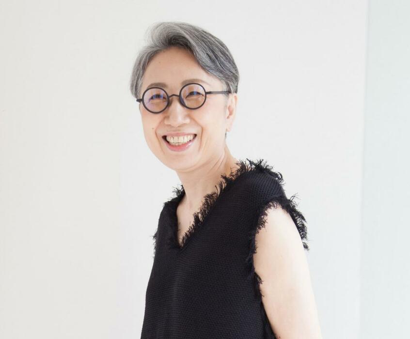 グレイヘアに移行し、がらりとイメージチェンジした女性。人に会う機会が限られるこの時期こそ、グレイヘア挑戦の大チャンス! (写真:「えがお美容室」提供)