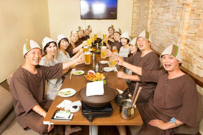 新日本監査法人 EY Japan/部員数:20人、おすすめサウナ:スカイスパYOKOHAMA(横浜市)、宴会場で撮影。全員がかぶっているのがサウナハット。今回取材した企業サウナ部のなかでは、最も女性部員の数が多かった(撮影/写真部・小原雄輝)