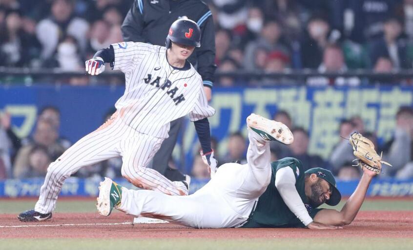 プレミア12の2次ラウンド・豪州戦で三盗を決める周東(左) (c)朝日新聞社