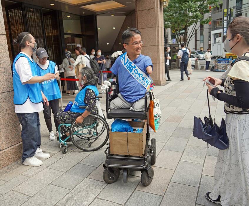 銀座三越前で道行く人と話す乙武洋匡氏