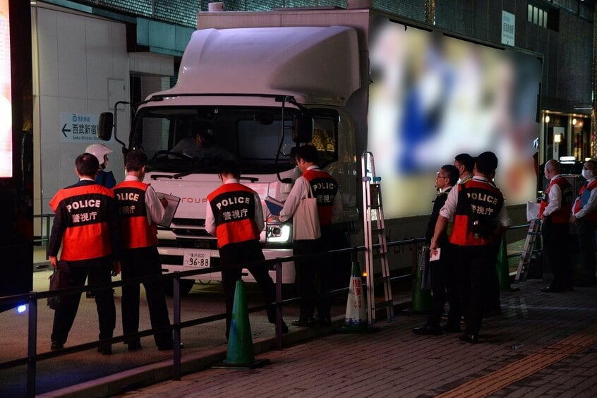 都や警視庁が合同で行った広告宣伝車の実態調査。画像の一部を加工しています